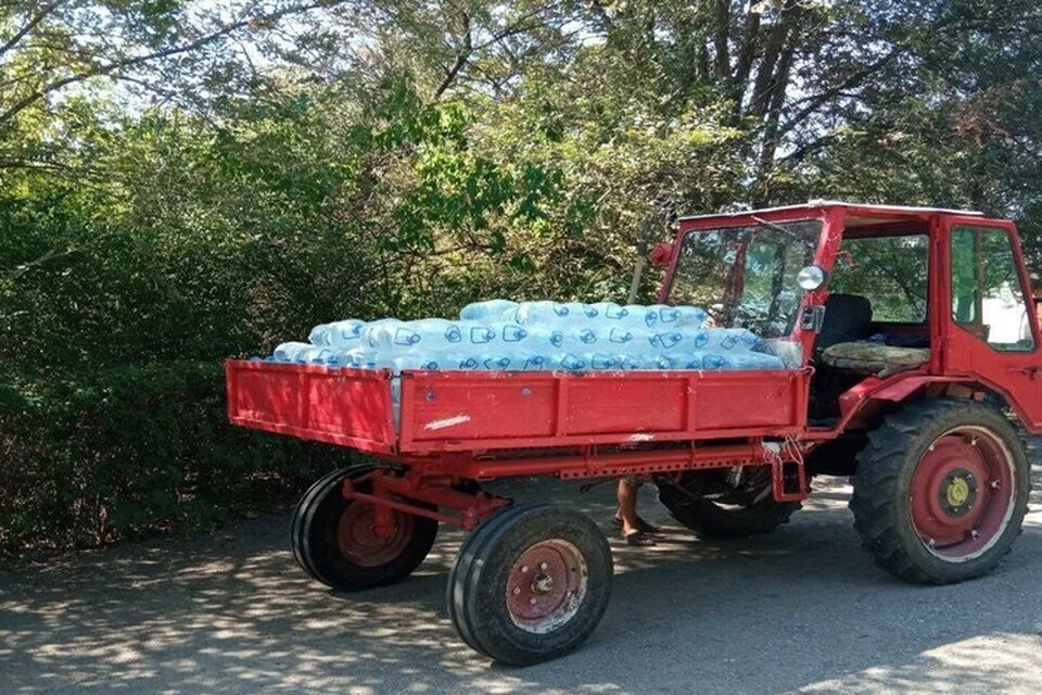 Бутилированная вода спасает херсонцев в сильную жару при перебоях централизованной подачи. Фото: администрация городского округа Новая Каховка.