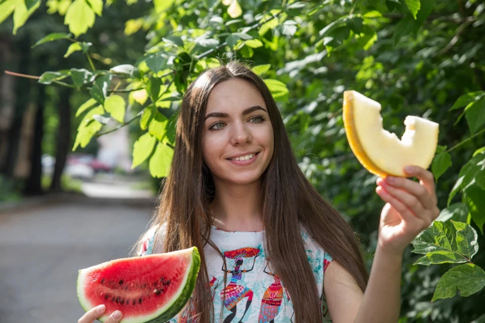 Сначала смотрим на хвостик (плодоножку) и пятна.