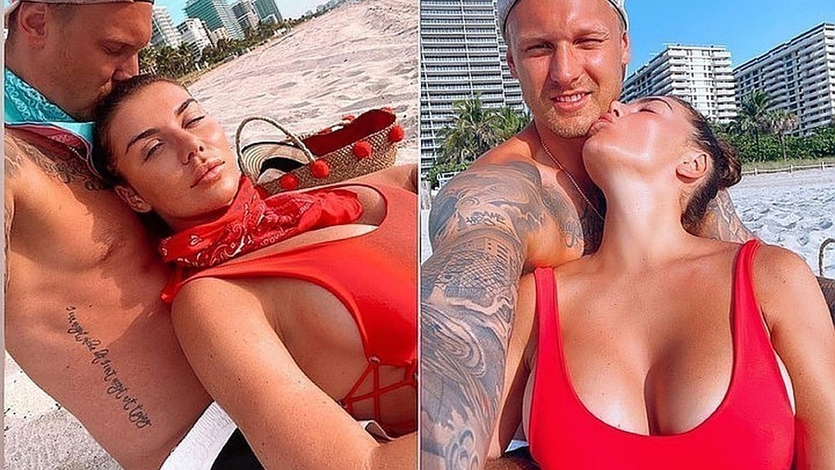 Ана ұлдарымен стриптиз билейді