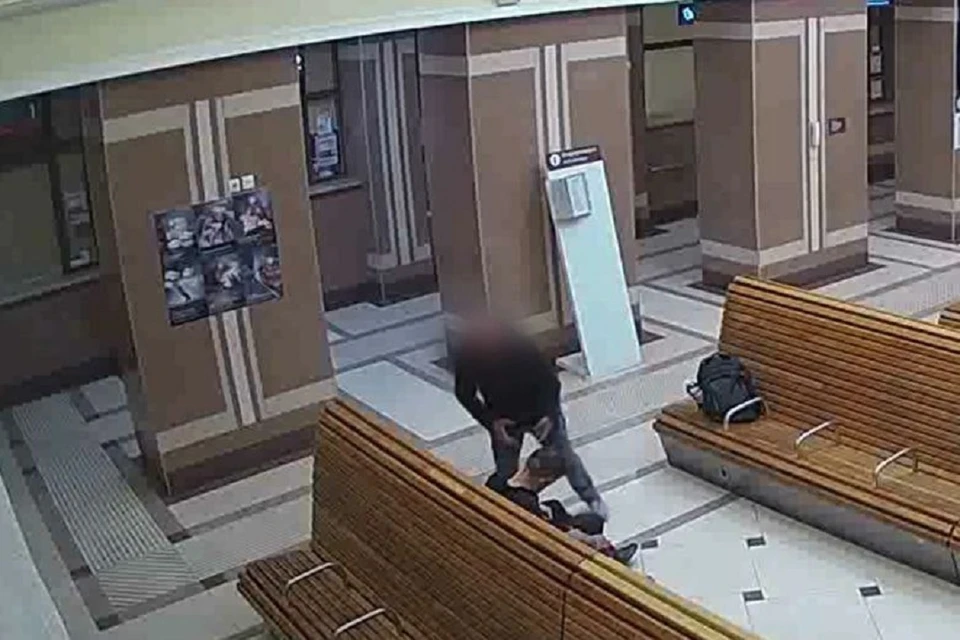 На вокзале под Новосибирском у уснувшего инвалида украли телефон. Фото: кадр из видео Транспортная полиция Сибири.