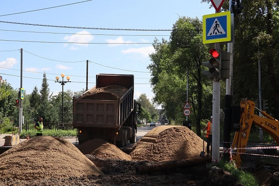 Дорожные работы ведутся на улице Энтузиастов в Хабаровске