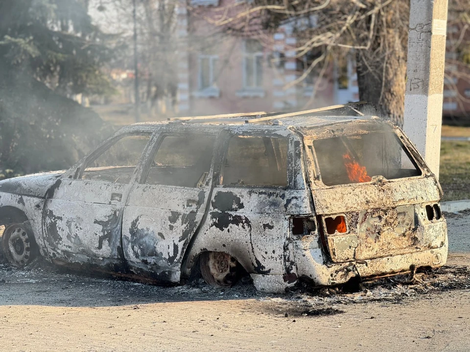 Повреждены четыре частных дома, полностью сгорели три автомобиля