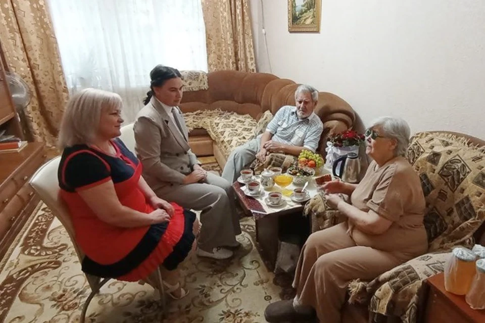 В Луганске семья Эдуарда и Валентины Боровых получила поздравления от временно исполняющей полномочия главы города Яны Пащенко. Фото - администрация Луганска
