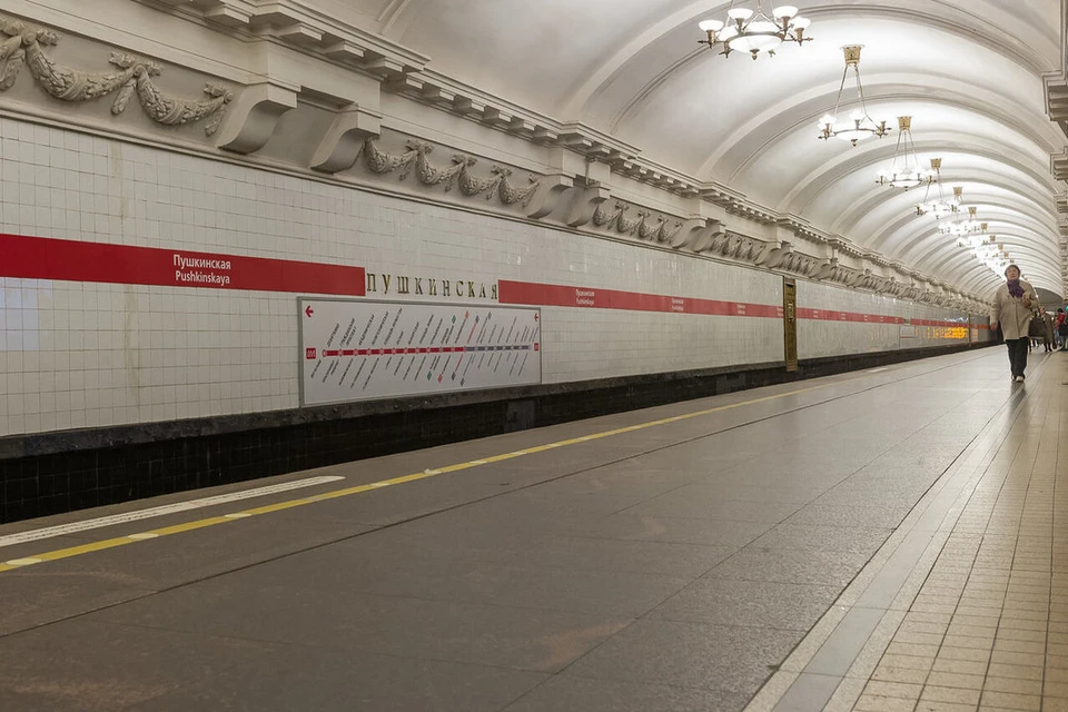 Суд Петербурга обязал «Метрострой» убрать кондиционеры и антенну со здания станции метро «Пушкинская».