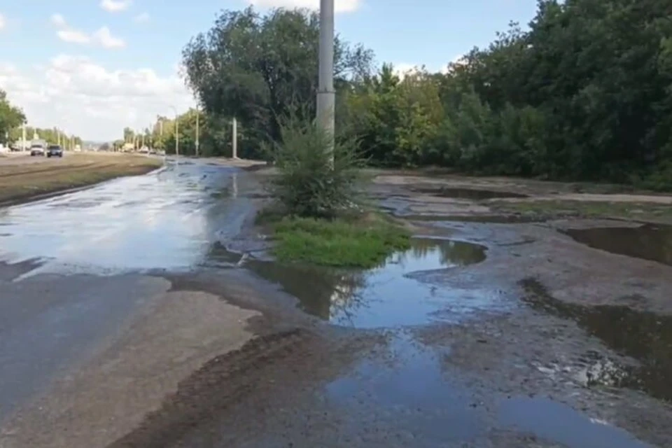 Большое количество воды вылилось на проезжую часть. ФОТО: Лугансквода (скриншот)