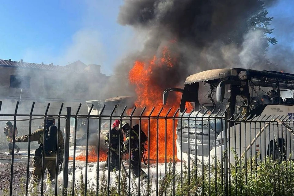 Три автобуса сгорели во время пожара недалеко от вокзала на набережной Обводного канала. Фото: пресс-служба прокуратуры Петербурга