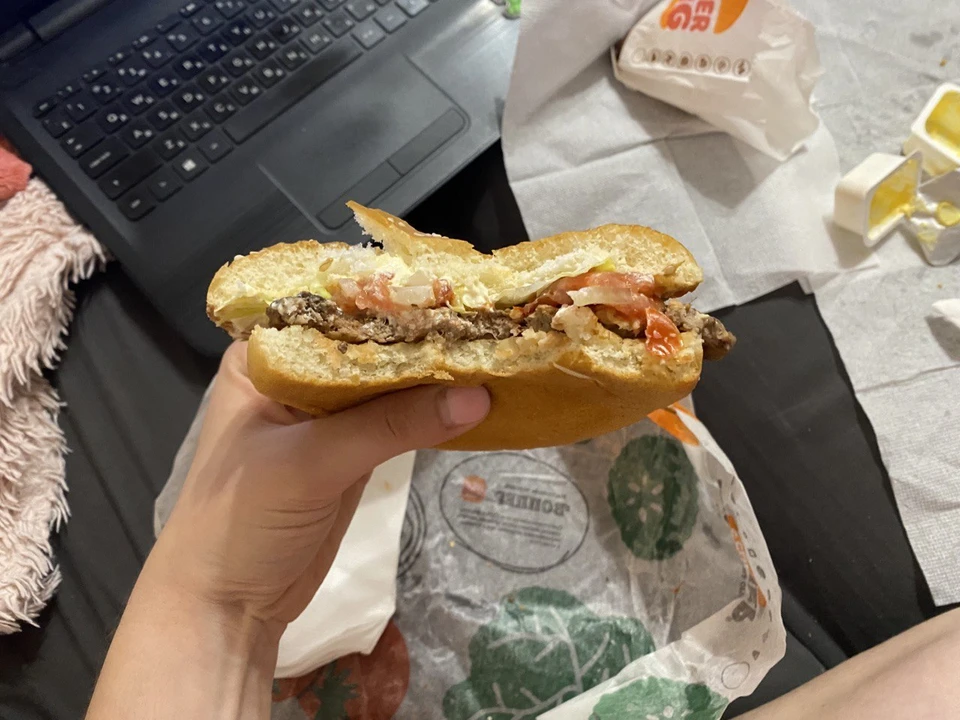 В популярных тюменских заведениях кормили потенциально опасным мясом.