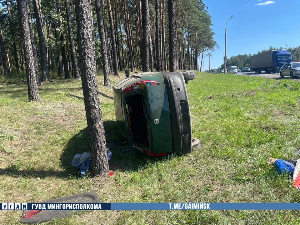 В ДТП под Минском пострадал водитель и 13-летняя пассажирка авто. Фото: УГАИ ГУВД Мингорисполкома.