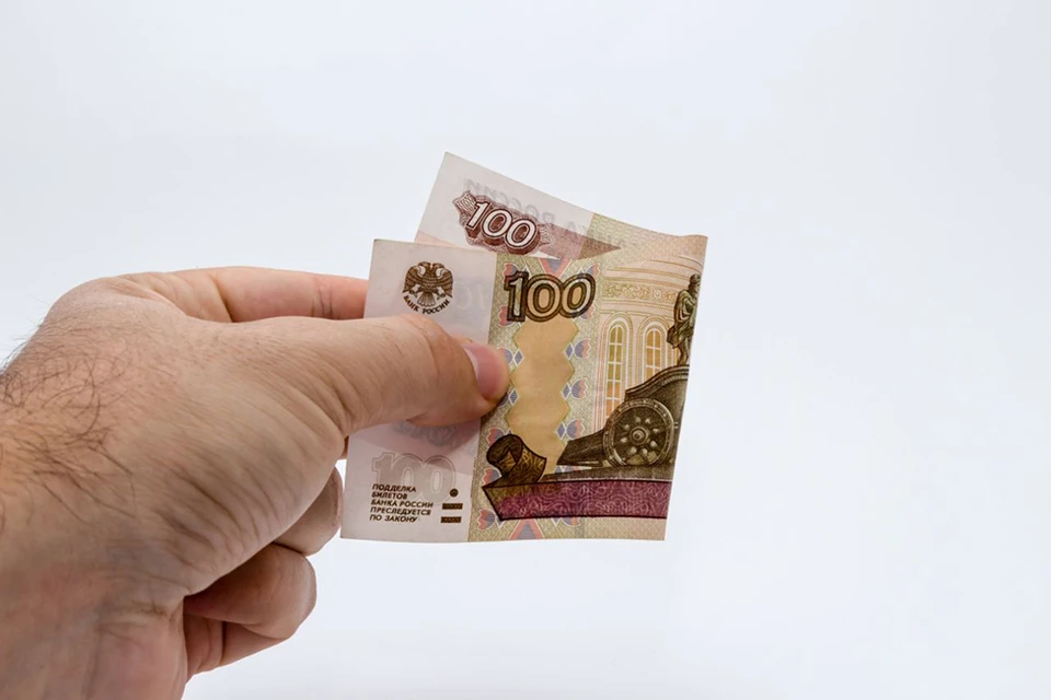 Фото: ru.freepik.com/free-photo/person-holding-banknote_9655291.htm#fromView=image_search_similar&page=1&position=1&uuid=04ebd53d-08c8-4aed-be48-1ce72cb16e11