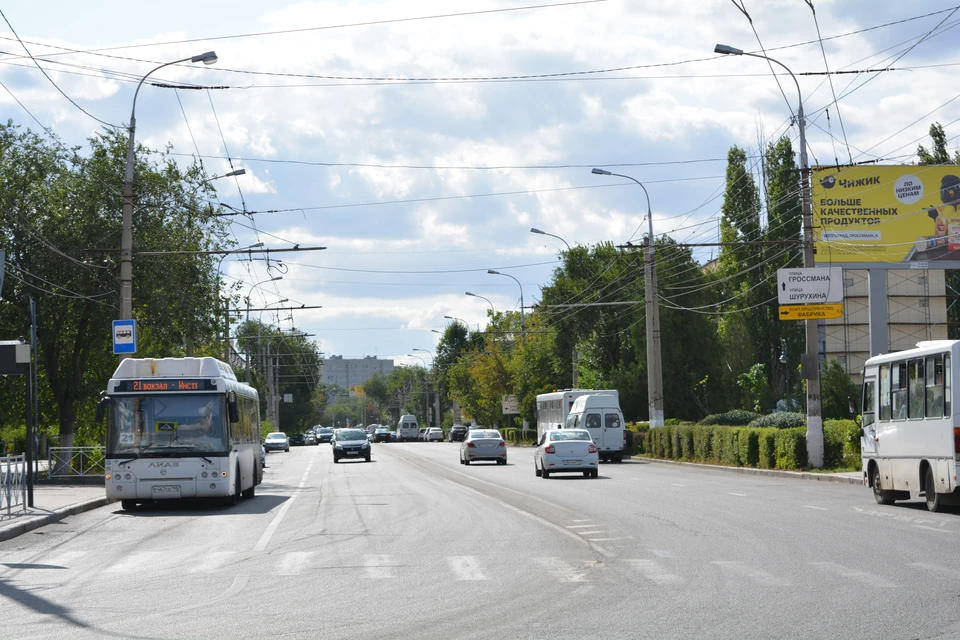 Водители трех автобусов допустили резкое торможение.