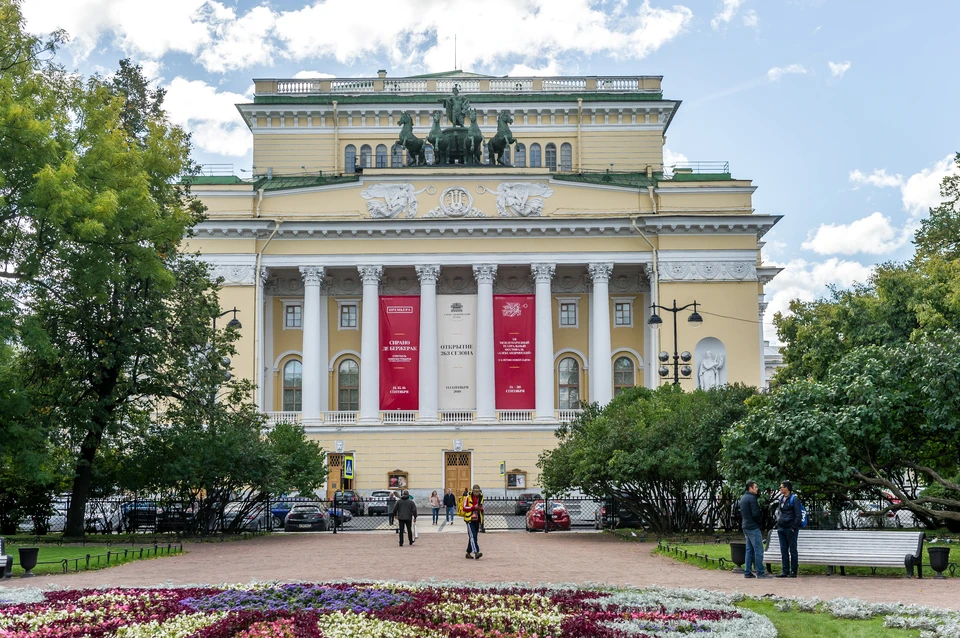 Из Александринского театра уходит Сергей Емельянов, занимавший пост директора учреждения.