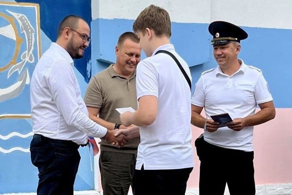 Свои первые паспорта в День российского флага херсонские подростки получили от первых лиц региона. Фото: ГУ МВД России по Херсонской области.