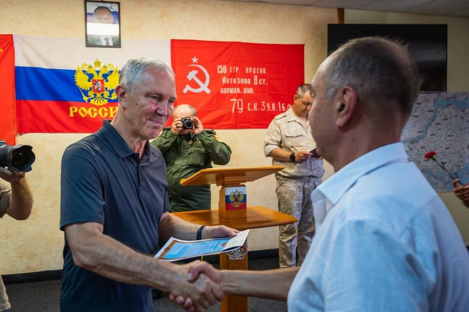 Сальдо поздравил воинов с получением удостоверений. ФОТО: ТГ-канал Владимира Сальдо.