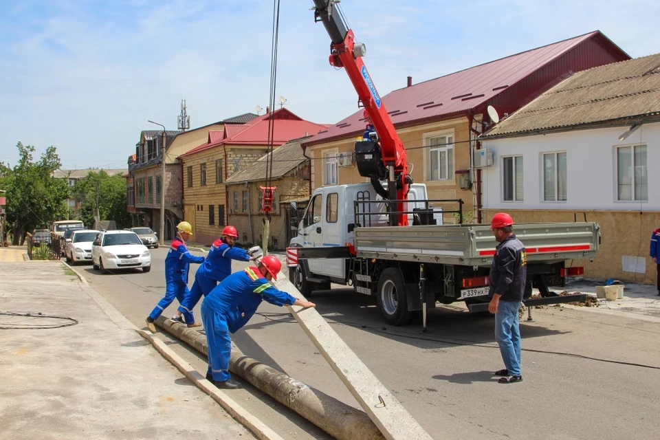 Специалисты филиала «Дагэнерго» ведут работы в г. Махачкале. Фото: rossetisk.ru