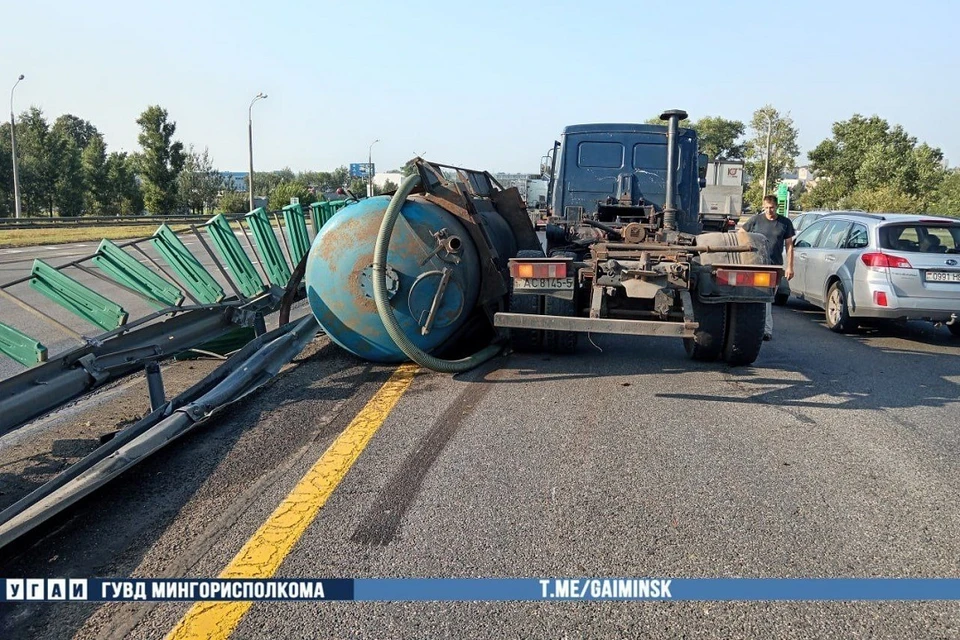 НА МКАД с МАЗа свалилась цистерна. Фото: УГАИ ГУВД Мингорисполкома.