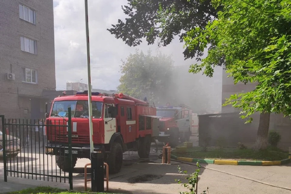 В Дзержинском районе Новосибирска случился крупный пожар в многоэтажке. Фото: ГУ МЧС по Новосибирской области