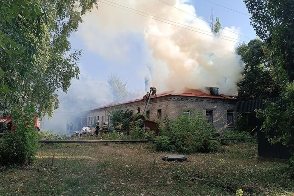 29 августа в 7:40 в Антраците на улице Толстоусова на территории местной городской больницы горело неэксплуатируемое здание. Фото - МЧС ЛНР