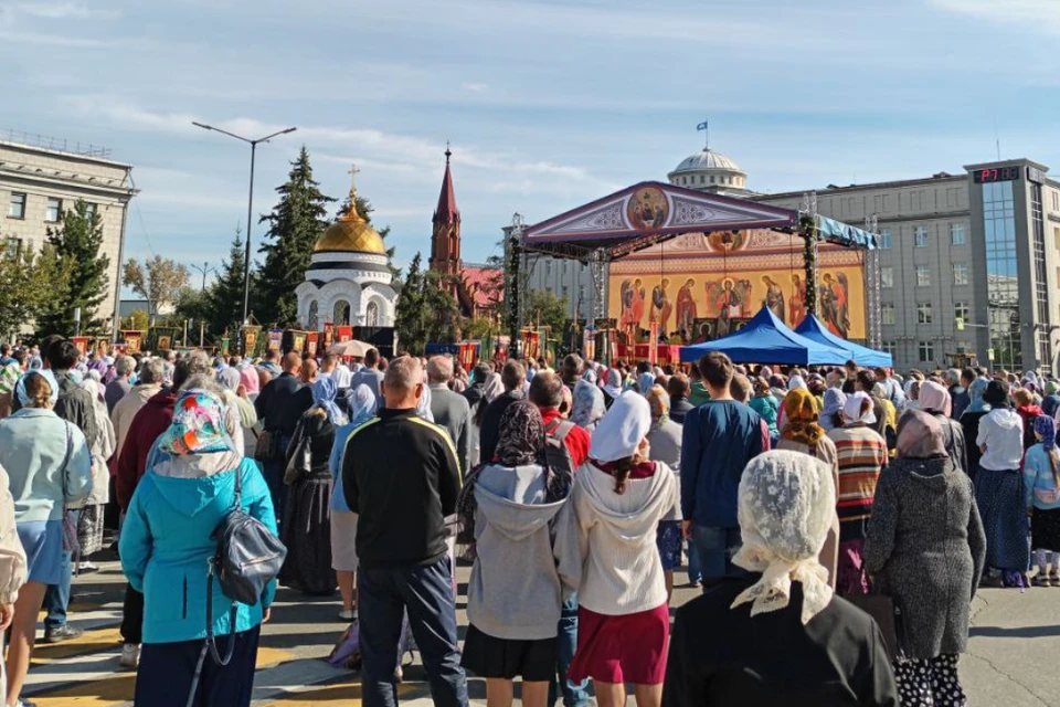 Икону пронесли по главным улицам города.