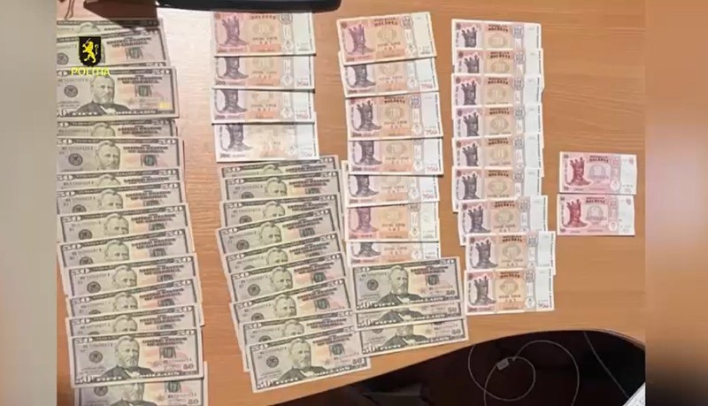 Уроженцы Кишинёва и Яловен украли 55 тысяч леев и 3100 долларов США. Фото: скриншот видео