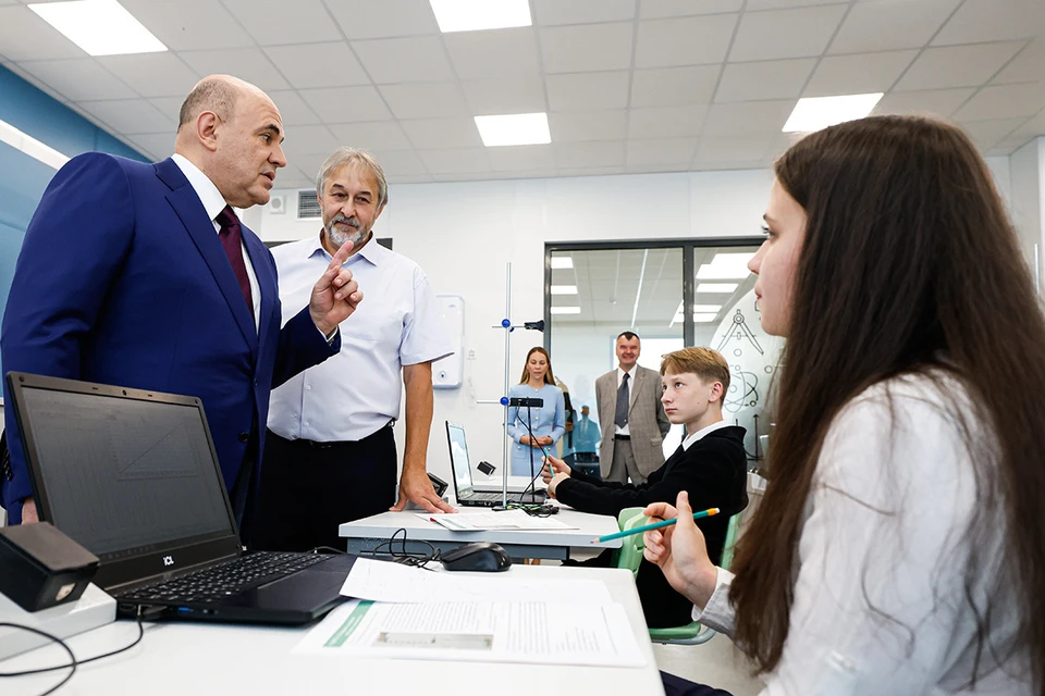 В День знаний Михаил Мишустин отправился в подмосковную Лобню, в новый инженерно-технический лицей «Авиатика». Фото: Дмитрий Астахов/POOL/ТАСС