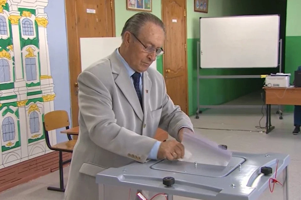 Василий Волобуев проголосовал в первый же день выборов. Фото: предоставлено "КП"