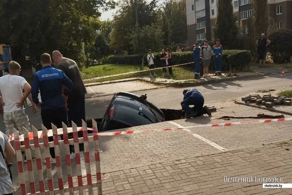 В Бобруйске водитель провалившегося под землю авто сказал детали случившегося. Фото: bobruisk.ru.