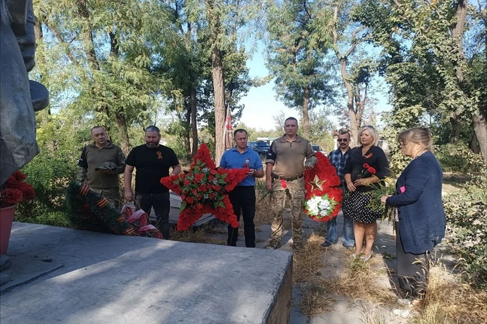 В Авдеевке возложили цветы в честь Дня освобождения Донбасса. Фото: ТГ/Шевченко