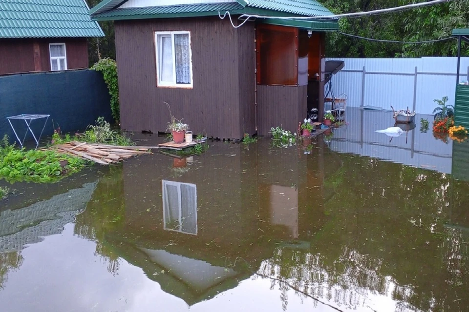 Вода непонятного происхождения топит Первомайский район в Новосибирске. Фото: предоставлено Владимиром.