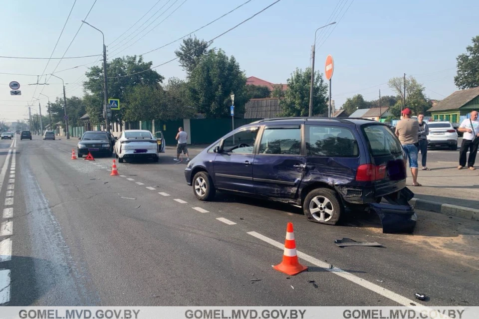 В Гомеле столкнулись четыре автомобиля, шестимесячный ребенок попал в больницу. Фото: gomel.mvd.gov.by
