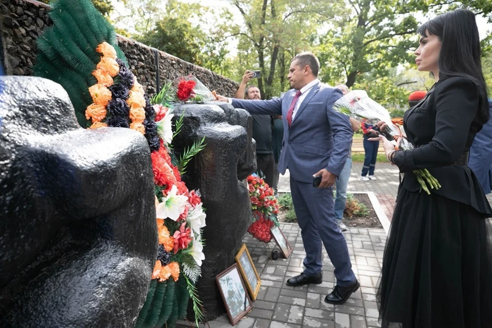 В Мариуполе почтили память тех, кто освобождал город от фашистских захватчиков. Фото: ТГ/Моргун