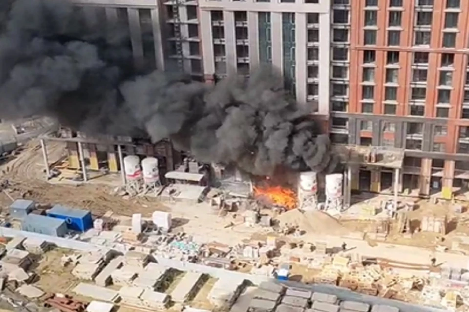 Появилось видео крупного пожара на новосибирской стройке. Фото: стоп-кадр.