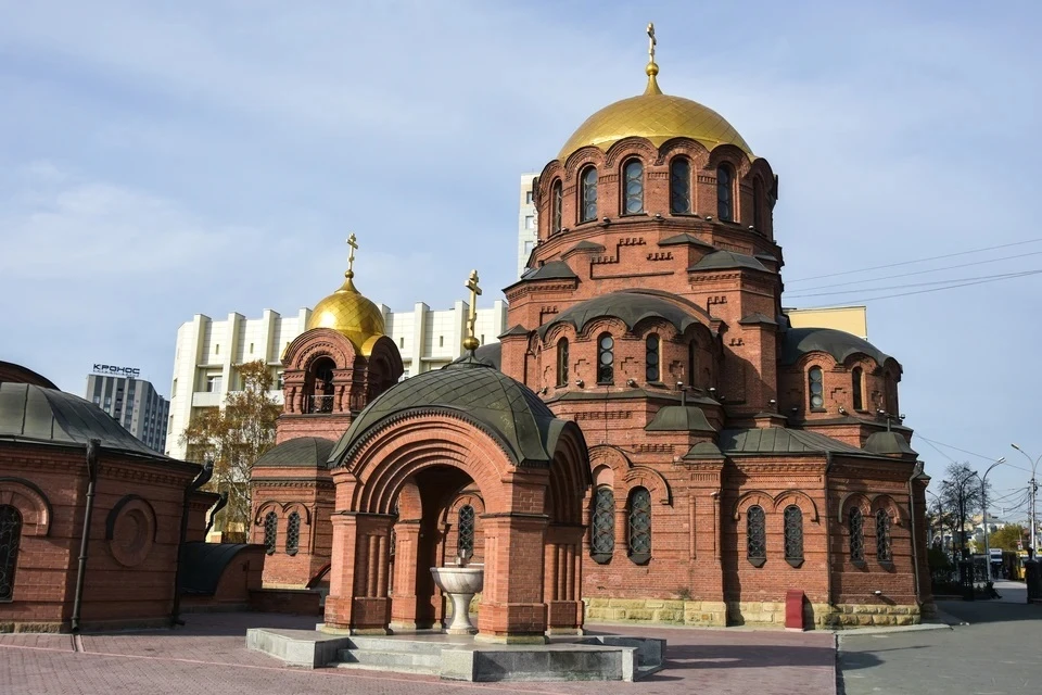 На соборе Александра Невского в Новосибирске восстановили янтарную подсветку.