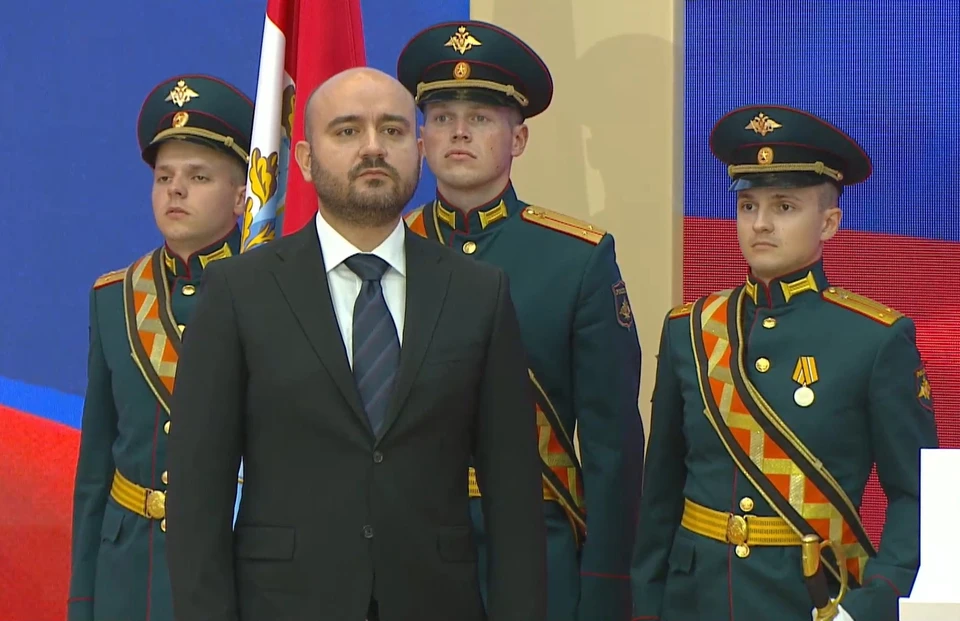 Новый глава региона по традиции принес присягу. Фото: скриншот видео