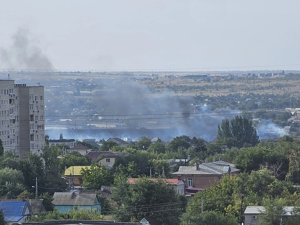 Дым от пожара виден издалека.