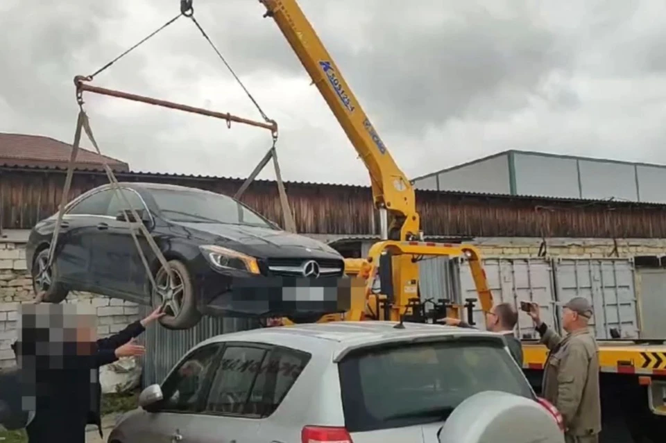 Mercedes арестовали у екатеринбурженки за долг. Фото: ГУФССП по Свердловской области