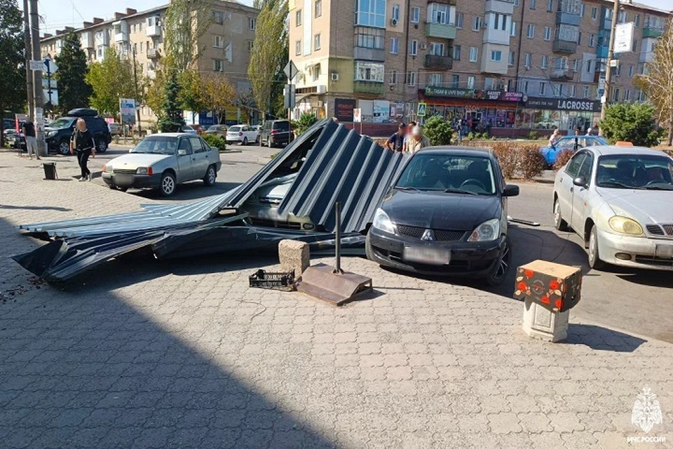 В Токмаке сорванная ураганом крыша придавила автомобили. ФОТО: ГУ МЧС России по ЗО