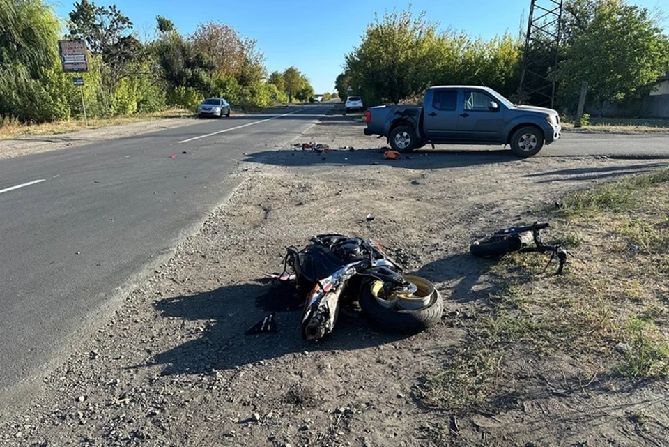 19 сентября около 15:00 в Свердловске 54-летний водитель машины Nissan во время поворота налево не пропустил мотоцикл Honda. Фото - ГАИ ЛНР