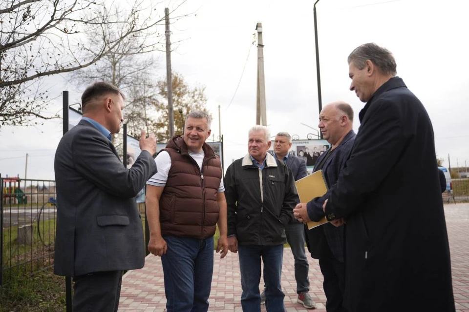 Мемориально-рекреационная зона находится недалеко от въезда в поселок