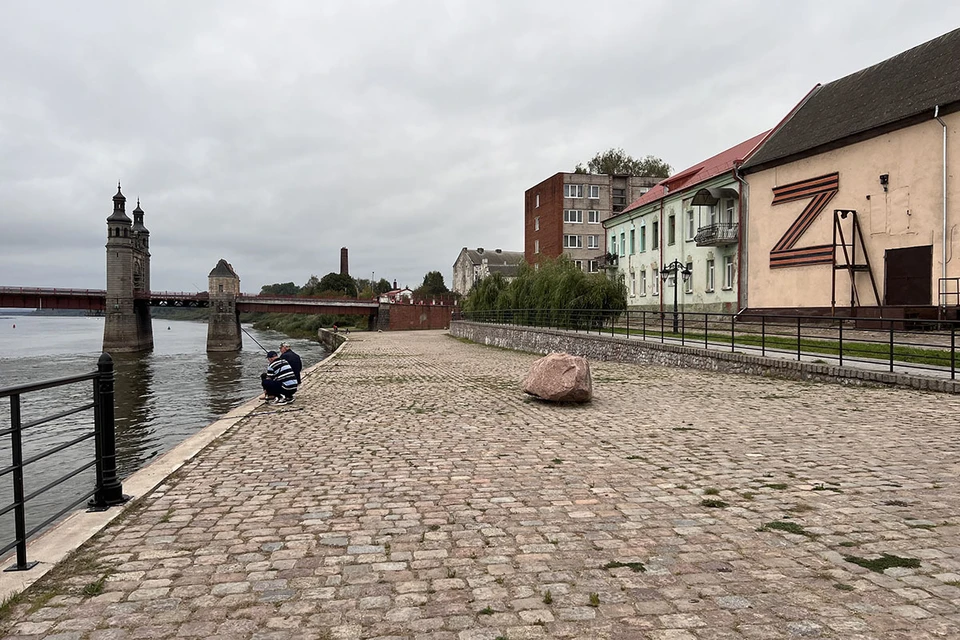 Рядом с мостом королевы Луизы на набережной Советска разместили большую букву Z — чтобы хорошо была видна с литовской стороны.