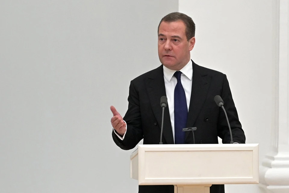 Медведев: От угрожавших России превентивными ударами не останется мокрого места