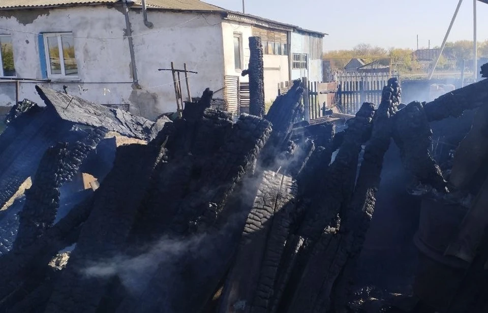 Горели надворные постройки на площади 50 квадратных метров. Фото: ГКУ СО «Центр по делам ГО, ПБ и ЧС»