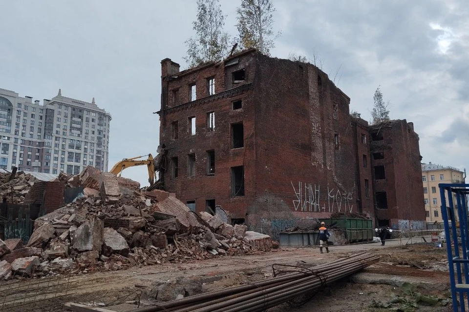 КГИОП заявил в полицию из-за снос бань Недлер. Фото: t.me/sos_spb_snos