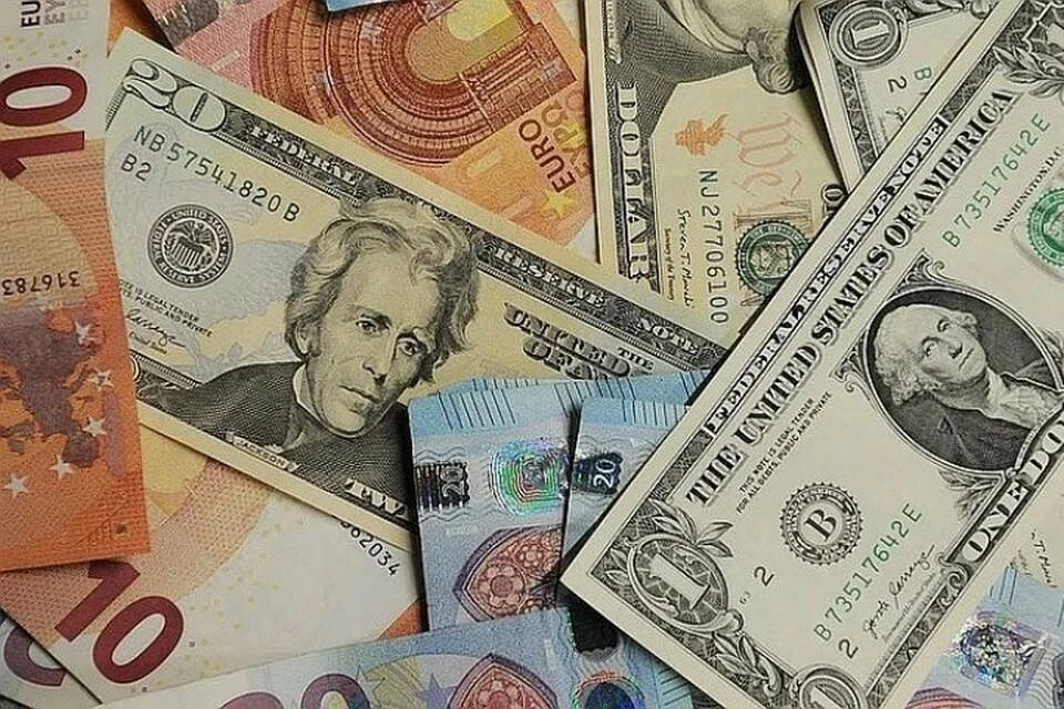 На Украине чиновник лег на кровать и стал гладить изъятые при обыске пачки денег