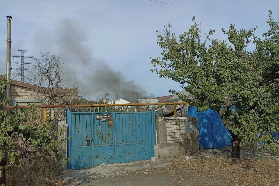 В результате удара ВСУ в Новой Каховке загорелся дом Фото: Новокаховская администрация