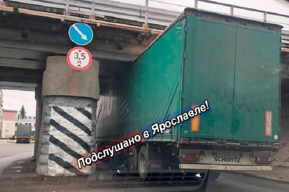 Фура застряла под мостом в Ярославле. ФОТО: группа "Подслушано в Ярославле" ВКонтакте