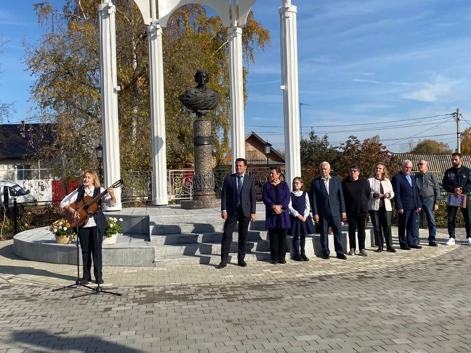 В рамках торжественной части пришедшие возложили цвету к обновленному памятнику Цветаевой. Фото: администрация Елабуги.