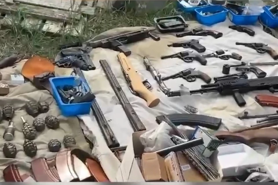 Часть изъятого арсенала. Фото: принтскрин с видео