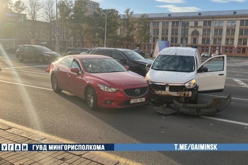 Массовое ДТП произошло в центре Минска на проспекте Независимости. Фото: телеграм-канал УГАИ ГУВД Мингорисполкома