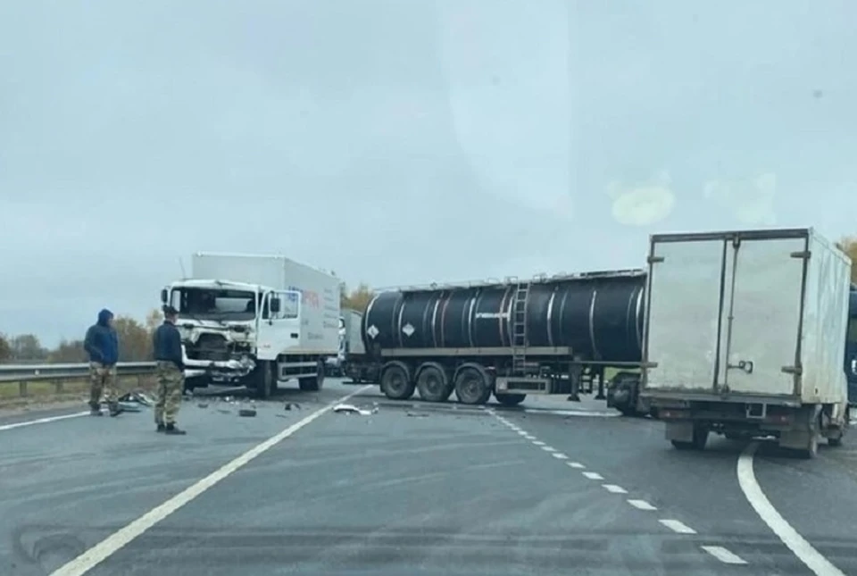 Авария стали причиной пробки на трассе М8. ФОТО: группа "Подслушано в Ярославле" ВКонтакте