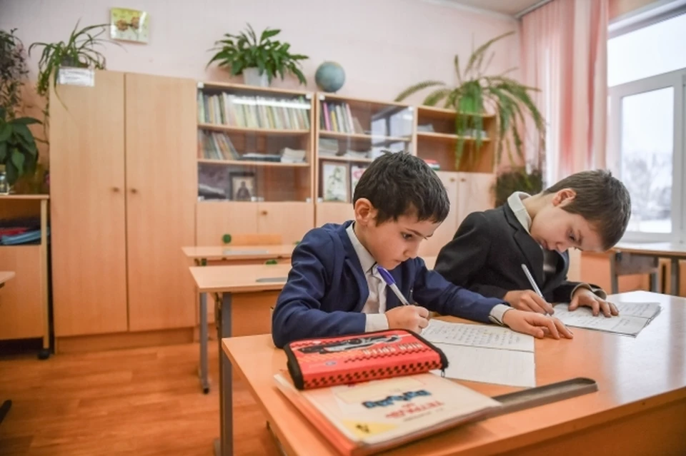 Власти сообщили, что в школе №12 каждый год проводится косметический ремонт классов и вспомогательных помещений в рамках подготовки к новому учебному году.